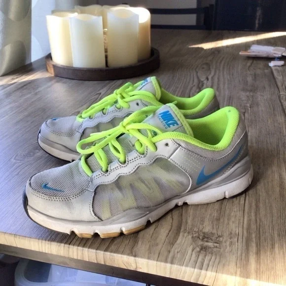 NIKE Athletic Running Shoes - Picture 5 of 12